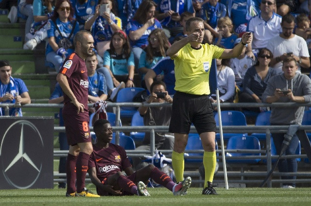 Dembelē gūst savainojumu, "Barcelona" atspēlējas un uzvar