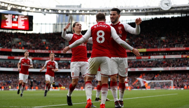 ''Arsenal'' uzvar Vengera jubilejas spēlē, panākumi arī "Chelsea", ''Liverpool'' un ''City''