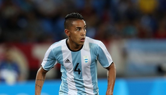 Pēc kļūdas finālā gados jauns Argentīnas izlases aizsargs plāno beigt karjeru