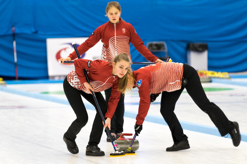 Meiteņu junioru kērlinga komanda turpina uzvarēt PČ