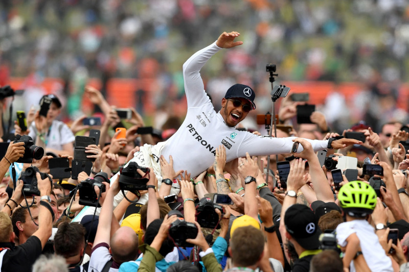 "McLaren" vēlas nolīgt Hamiltonu