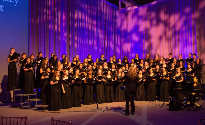 Uz sadraudzības koncertu Rīgas sv. Pētera baznīcā aicina koklētāju ansamblis “Cantata” (Latvija) un Veleslijas Koledžas sieviešu koris (ASV)