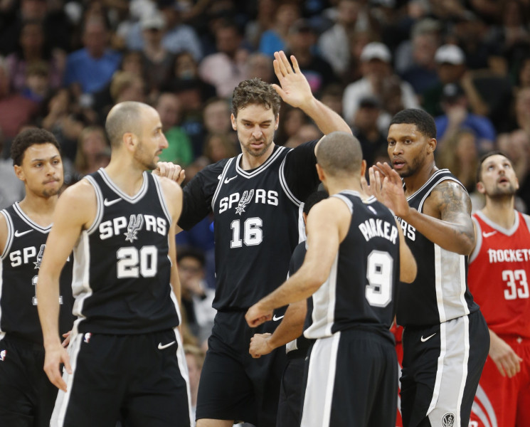 Bertāna "Spurs" sakauj NBA līderi, latvietis punktus negūst