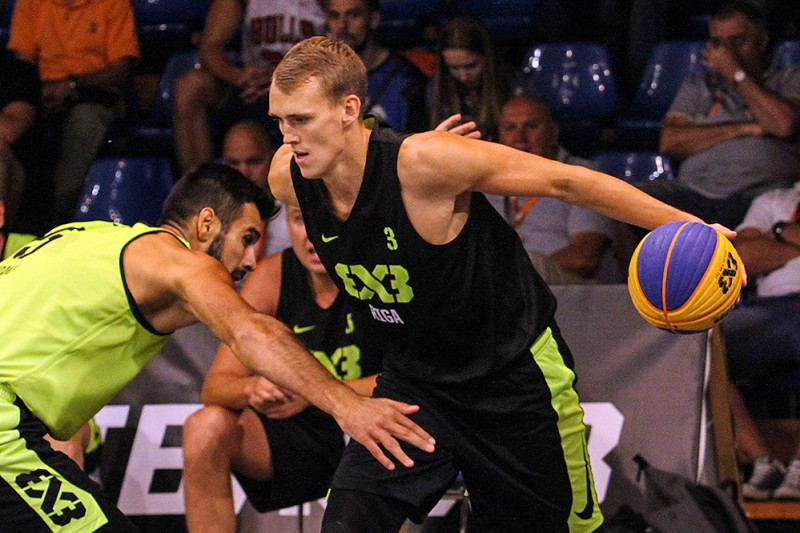 FIBA 3x3 basketbola pasaules ranga labāko divdesmitniekā Miezis un Čavars