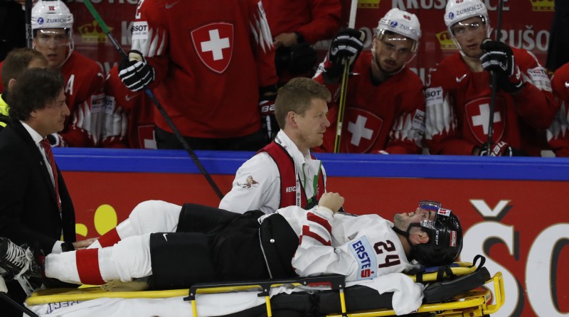 NHL uzbrucējs savaino austrieti, Šveice izlaiž pārsvaru un uzvar tikai pagarinājumā