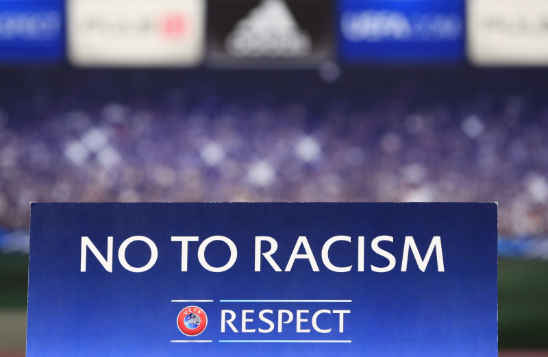UEFA soda "Atletico" par rasistiska plakāta parādīšanu Eiropas līgas finālspēlē