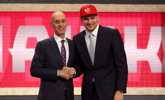 NBA drafts: Kurucu izvēlas "Nets", Dončičs maiņas darījumā nonāk Dalasā