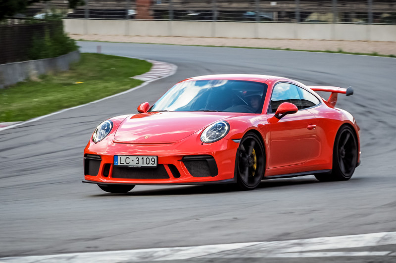 Minišosejā pirmo reizi triumfē Zuģickis ar Porsche 911 GT3