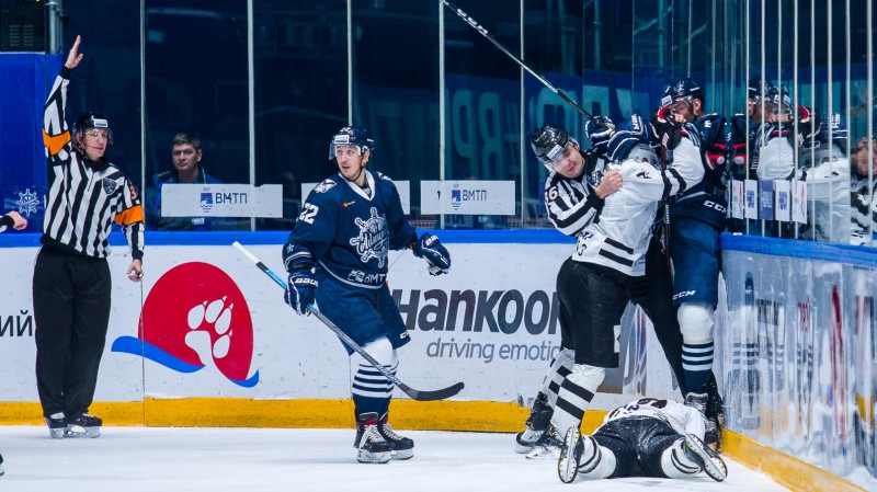 KHL kauslis jau pirmajā spēlē smagi savaino pretinieku un saņem 15 maču sodu