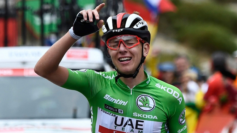 Pogačars uzvar ar iespaidīgu uzbrukumu, Rogličs tikpat kā "Vuelta a Espana" čempions