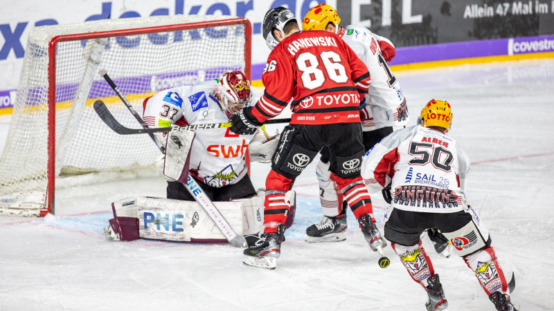 Gudļevska komanda izlaiž 4:0 vadību, taču izrauj uzvaru, Edgars Kulda iemet bullīti