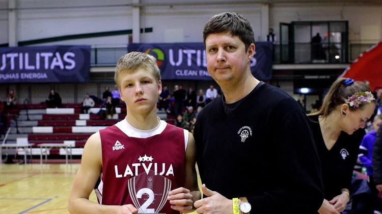 Karlsons flirtē ar "triple-double", U16 izlase nepanāk jaunos krievus