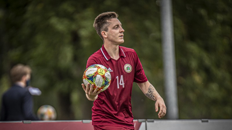 Latvijas U-21 futbola izlases mača tiesnešu brigādei konstatē Covid-19