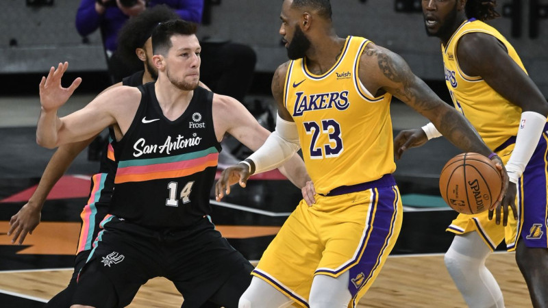 Džeimss un Deiviss gūst 60 punktu ''Lakers'' uzvarā, Pols sarūgtina ''Nuggets''