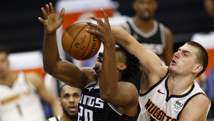 Jokiča karjeras rekords neglābj Denveru, "Lakers" uzvar otrajā pagarinājumā