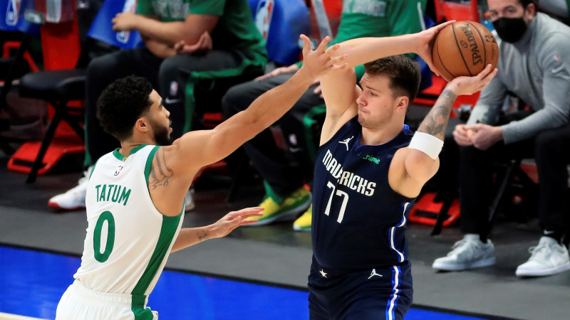 Dončičs flirtē ar triple-double, trāpa traku uzvaras metienu, "Mavs" pieveic "Celtics"