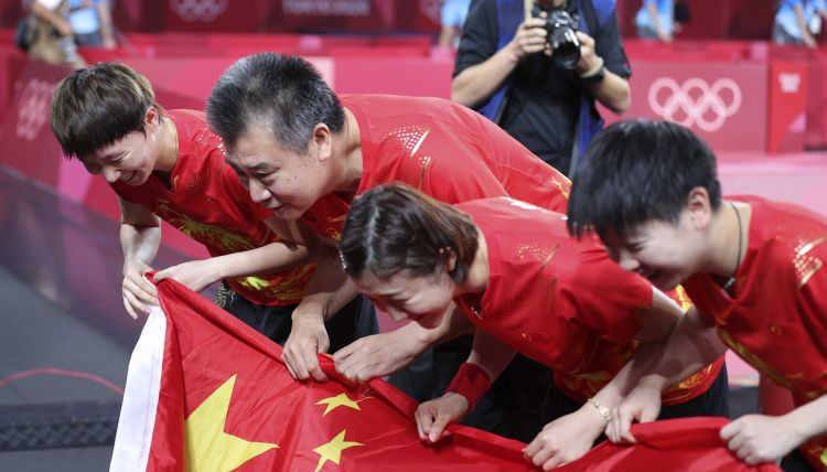 Ķīnas galda tenisistes uzvar Tokijas olimpisko spēļu komandu sacensībās