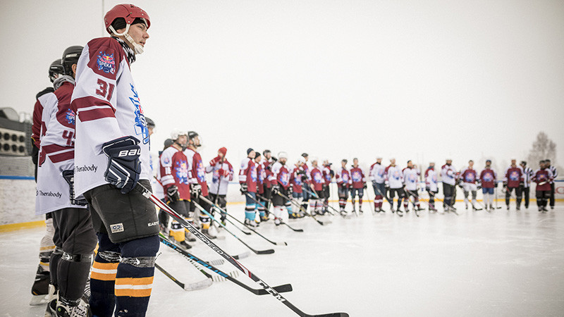 Pie Kurbada ledus halles izspēlēts brīvdabas amatieru hokeja turnīrs