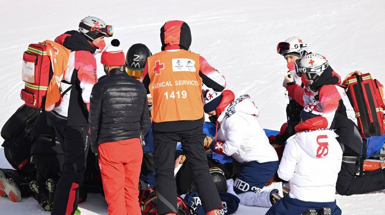 Milzu slalomā nokritušajai amerikāņu slēpotājai konstatēti kājas lūzumi