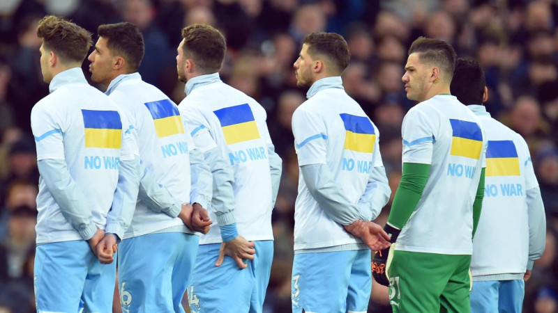 Mančestras "City" galotnē uzvar Liverpūlē, komandas izsaka atbalstu Ukrainai