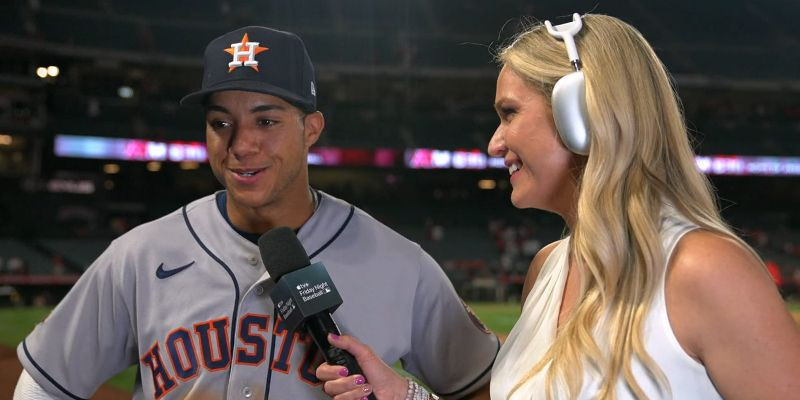 Video: Beisbolists trāpa savu pirmo ''home run'' brīdī, kad tiek intervēti viņa vecāki