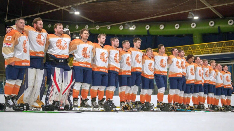 Nīderlande izcīna sudrabu 2A divīzijā, spāņu hokejisti nenotur vadību pret Ķīnu