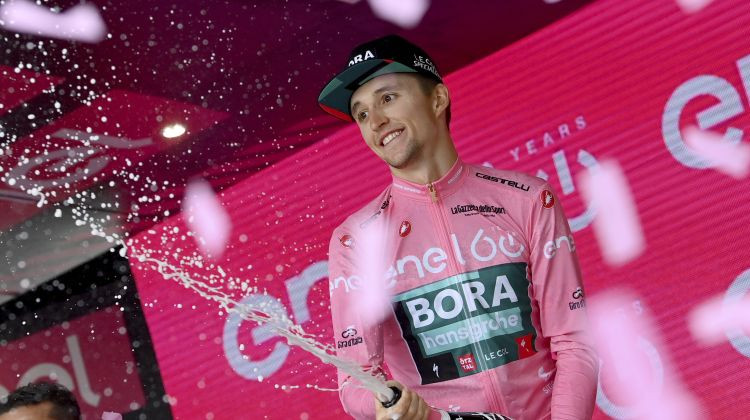 Austrālietis Hindlijs tikpat kā nodrošina uzvaru "Giro d'Italia" kopvērtējumā