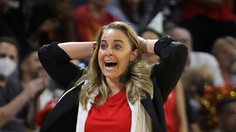 WNBA diskvalificē treneri Hemonu, komandai par citu pārkāpumu atņem drafta tiesības