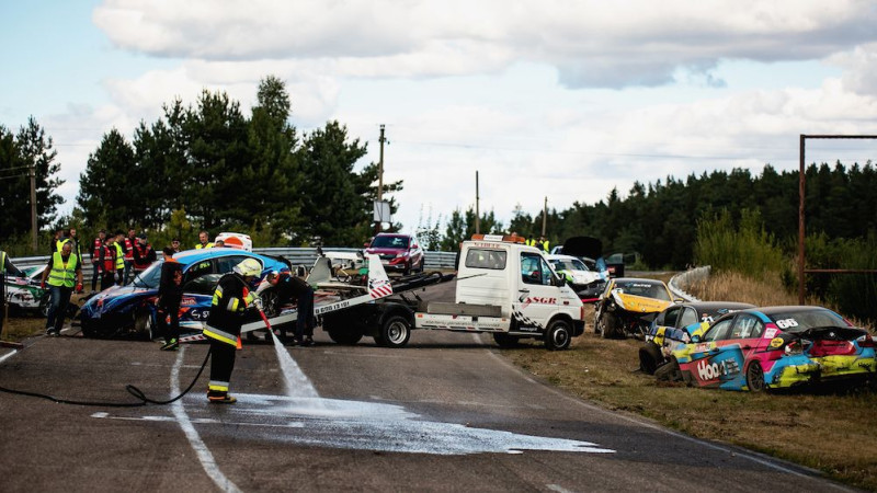 Zviedrim dubultuzvara Lietuvā, BMW klases braucienu aptur pēc lielas avārijas