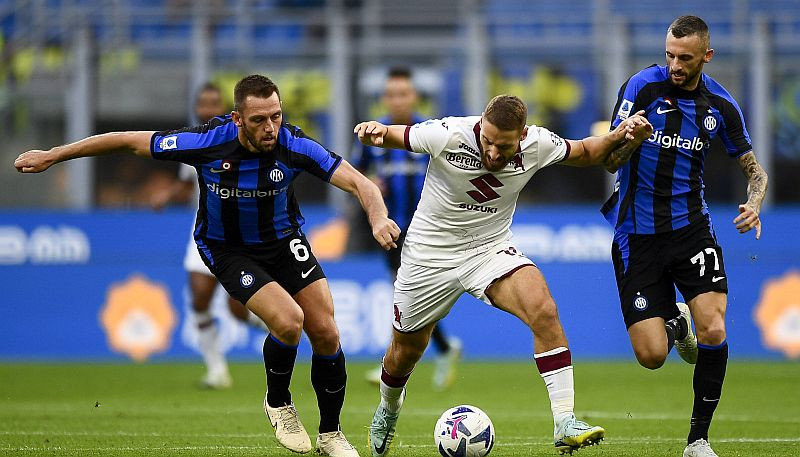 "Milan" mazākumā pirmā uzvara viesos, "Inter" un "Napoli" līksmo galotnē
