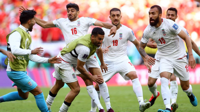 Galvu reibinošā futbolā Irāna pēdējās minūtēs satriec velsiešu sirdis