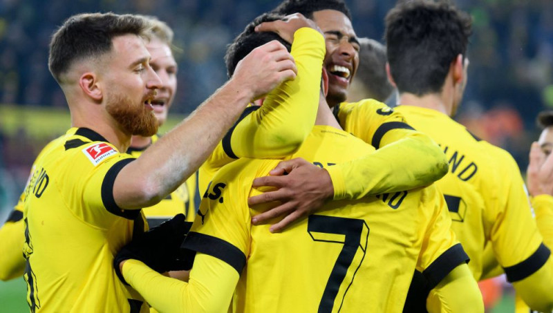 Dortmundes ''Borussia'' septiņu vārtu spēlē izcīna svarīgus trīs punktus