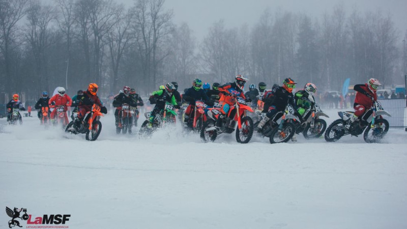 Kurmis pārspēj Karro MX1 klasē ziemas motokrosā uz Alūksnes ezera