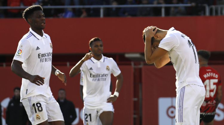 "Real Madrid" trāpa savos, nerealizē pendeli un palaiž Barselonu astoņu punktu tālumā