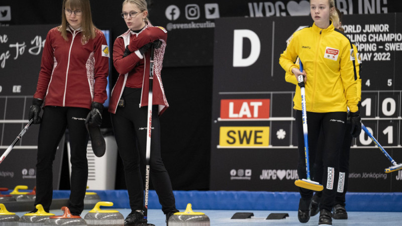 Juniores pasaules kērlinga čempionātu sāk ar zaudējumu Zviedrijai