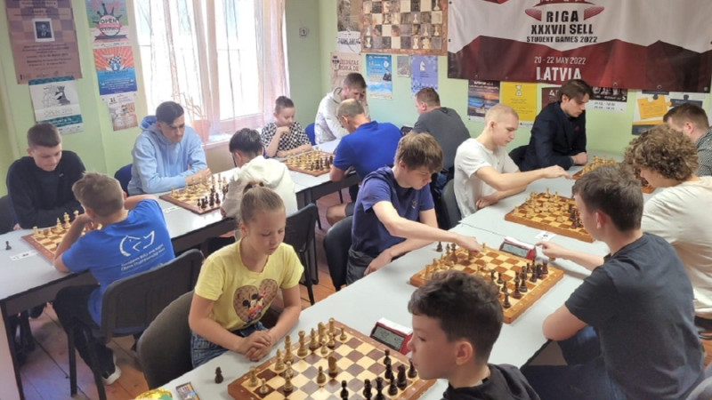Slovākijas hokeja izlases fans šaha turnīrā Rīgā uzvar piecās partijās