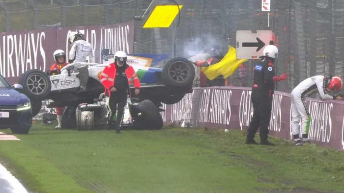 Video: "Formula 2" avārijā viena mašīna piezemējas virsū citai