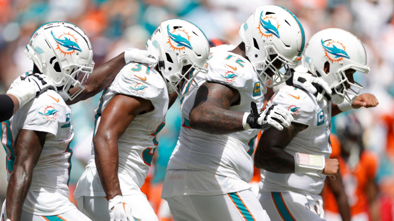 "Dolphins" krāj rekordus un noper "Broncos" ar 70 punktu pātagu