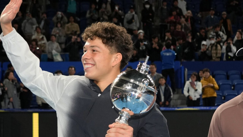 Šeltons triumfē Tokijā, izcīnot karjeras pirmo ATP titulu