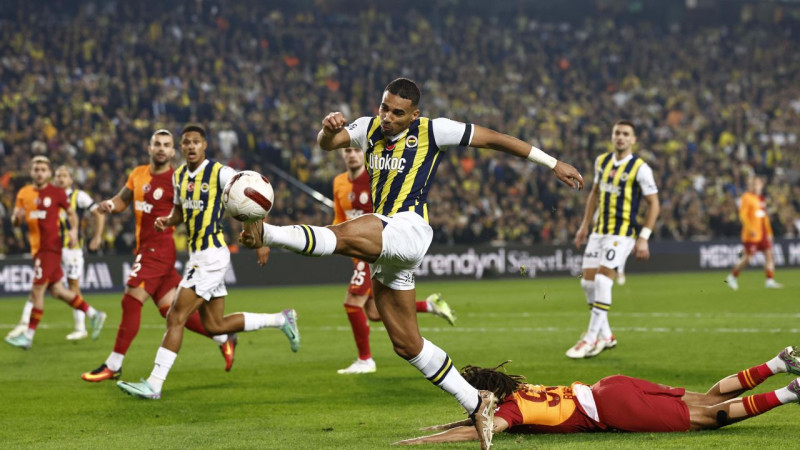 "Fenerbahçe" un "Galatasaray" derbijā viens sitiens vārtu rāmī un zila acs Ikardi