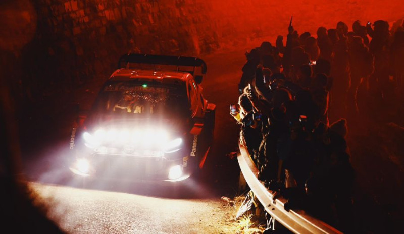 Evans pēc diviem tumsas ātrumposmiem kļūst par Montekarlo WRC rallija līderi
