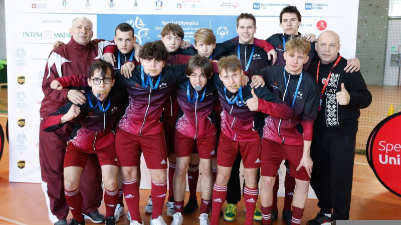 Latvijas Speciālās Olimpiādes florbola komanda uzvar starptautiskā turnīrā Itālijā