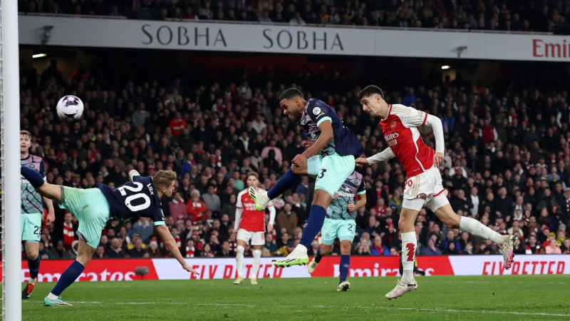 Keinam hat-trick Minhenes 8:1 uzvarā, Remsdeils kļūdās, bet "Arsenal" izrauj trīs punktus