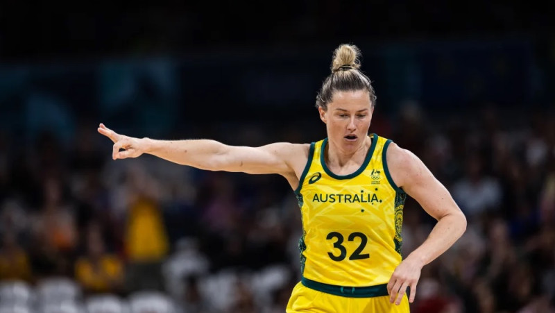 Austrālija atgūstas pēc pēriena un sarežģī dzīvi Kanādas basketbolistēm