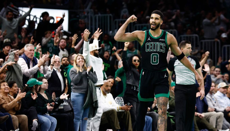 "Celtics" ar Teitumu priekšgalā pārtrauc "Cavaliers" vēsturisko uzvaru sēriju