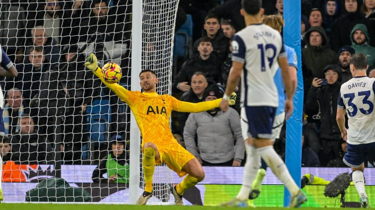 "Tottenham" vārtsargs pret Mančestras "City" aizvadījis sauso spēli par spīti lauztai potītei