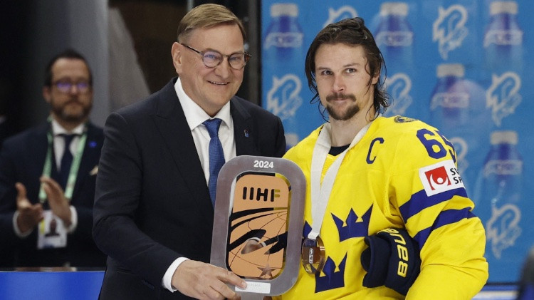 Kārlsons vēl domā par pasaules čempionātu, cits NHL aizsargs piekrīt