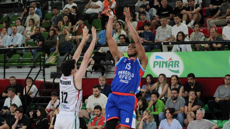 Nigērietim Nvoram 31 punkts, Šmitam double-double "Anadolu Efes" uzvarā