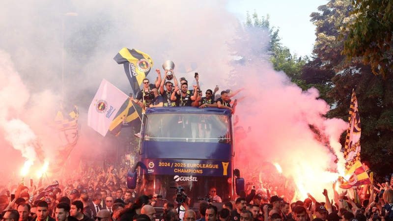Iespaidīgas svinības Stambulas ielās: Žagaru un ''Fenerbahce'' sagaida līdzjutēju tūkstoši