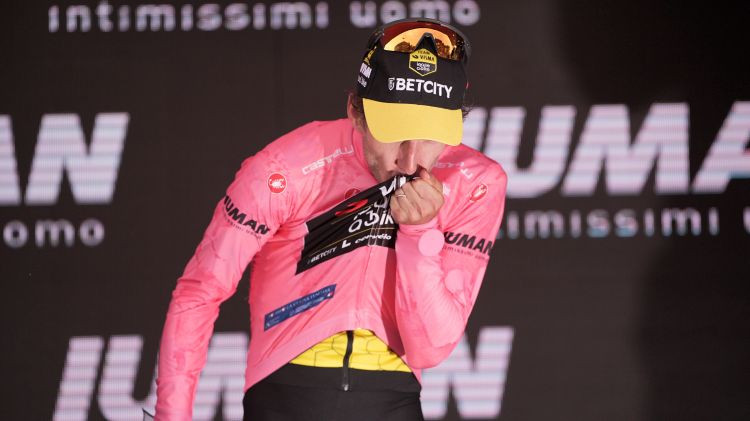 Par "Giro d'Italia" līderi kļūst brits Jeitss, Liepiņš posma otrajā simtā